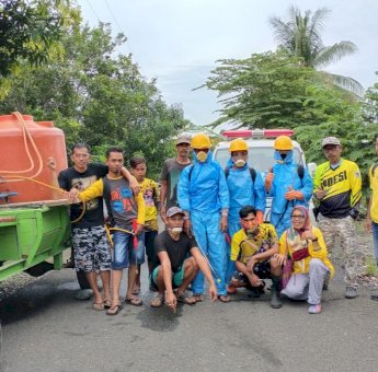 Cegah Penyebaran Virus Corona Pemdes Tinco Soppeng Semprotkan Desinfektan ke Rumah Warga