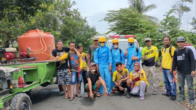 Cegah Penyebaran Virus Corona Pemdes Tinco Soppeng Semprotkan Desinfektan ke Rumah Warga