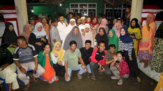 Baharuddin (Kopia Hitam, Baju Putih) berada di tengah-tengah pendukungnya usai Pilkades Bonto Haru, Kamis (05/03/2020).