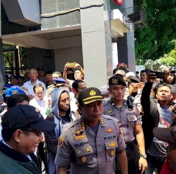 Pj Wali Kota Makassar Terima Massa Unjuk Rasa Tolak Omnibus LAW di Kantor Gubernur