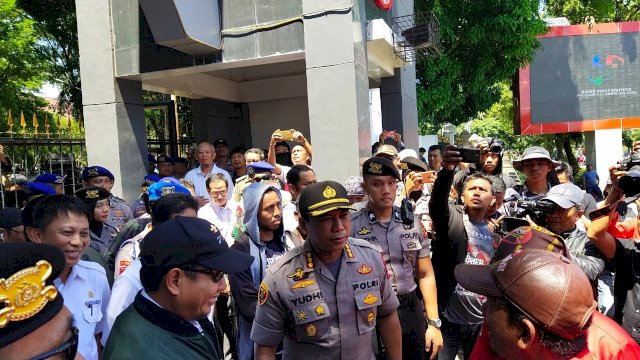 Pj Wali Kota Makassar Terima Massa Unjuk Rasa Tolak Omnibus LAW di Kantor Gubernur