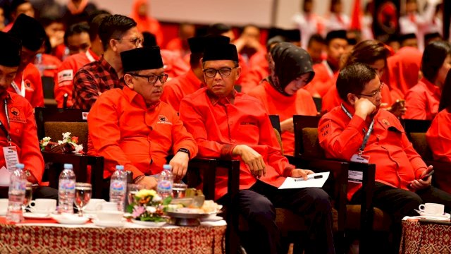 Sekjen DPP PDIP Hasto Kristianto, berbincang dengan Gubernur Sulsel Prof. Nurdin Abdullah, saat menghadiri Rakerda DPP PDIP Sulsel, di Hotel Claro Makassar, Kamis (12/03/2020).