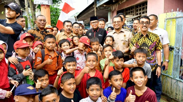 Gubernur Sulsel Prof. Nurdin Abdullah, didampingi Pj Wali Kota Makassar Iqbal Suhaeb, foto bersama anak-anak usah meresmikan Perpuayakaan Lorong, Kamis (12/03/2020).