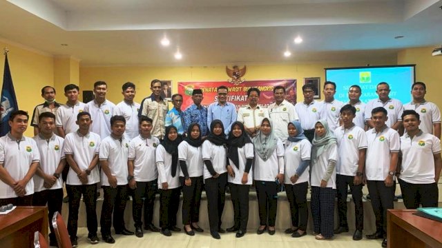 Para wasit Bulutangkis Sulsel berfoto bersama usai Pembukaan Penataran di LPMP Sulsel, Selasa (17/03/2020).