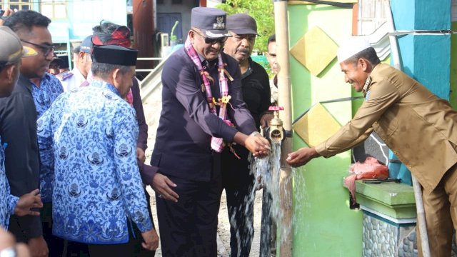 Bupati Buton Tengah Samahuddin (La Ramo), meresmikan saluran Air Bersih untuk warga Desa Waara, Kecamatan Lakudo, Selasa (17/03/2020).