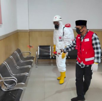 Cegah Virus Corona, PMI Makassar Lakukan Penyemprotan Disinfektan