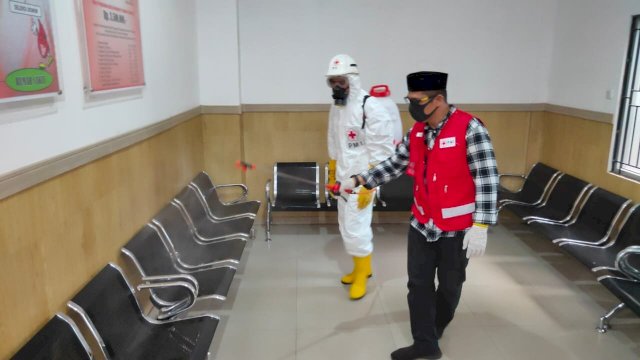 Ketua PMI Kota Makassar Syamsu Rizal (Deng Ical), melakukan penyemprotan disinfektan di Markas PMI Makassar, Jl. Kandea, Jumat (20/03/2020).