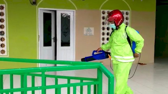 Cegah Covid-19, Pengurus Masjid At-Taqwa Gowa Gelar Kerja Bakti