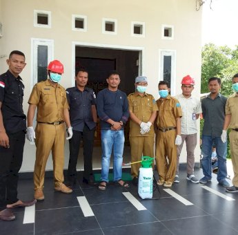 Cegah Penyebaran Covid-19, Ruang Kerja Bawaslu Buteng Disemprotkan Disenfektan