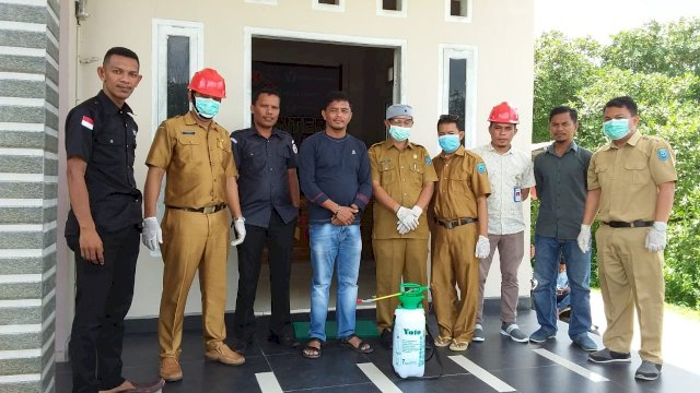 Komisioner dan Petugas Bawaslu bersama Pegawai Dinas kesehatan Buteng, usai penyemprotan Disinfektan, di Kantor Bawaslu Buteng, Selasa (24/03/2020).