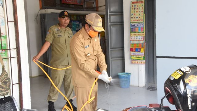 Bupati Soppeng Andi Kaswadi Razak, melakukan penyemprotan Desinfektan, Selasa (24/03/2020).