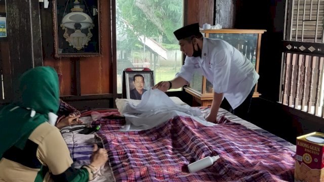 Deng Ical melayat ke rumah duka Almarhum Syamsu Ridjal, Selasa (24/03/2020).