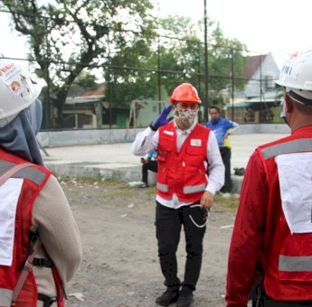 Lawan Covid-19, PMI Makassar Semprotkan Disinfektan di Seluruh Rumah Warga