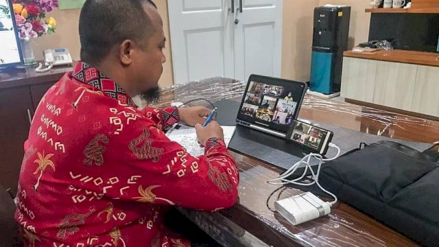 Wakil Gubernur Sulsel Andi Sudirman Sulaiman, melakulan video conference.