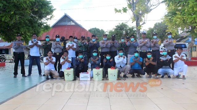 Ketua DPRD Buteng Bobi Ertanto, Kapolsek Mawasangka Ipda La Ode Rachmat, Mahasiswa USN Kolaka, Anggota Koramil dan Tenaga Medis, fotobersama di Taman Matana Sorumba Mawasangka, Selasa (31/03/2020). (Foto: Dzabur Al-Butuni/republiknews.co.id).