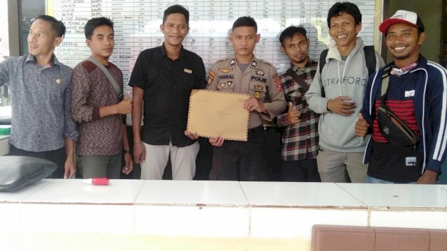 Empat Jurnalis asal Buteng saat memasukkan pengaduan di Polres Baubau, Rabu (01/04/2020). (Foto: Dzabur Al-Butuni/republiknews.co.id).