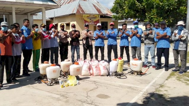 Ketua DPRD Buteng Bobi Ertanto, Pengurus DPD KNPI dan jajaran PDAM Buteng bersama Muspika Talaga Raya, Sabtu (04/04/2020). (Foto: Dzabur Al-Butuni/republiknews.co.id).