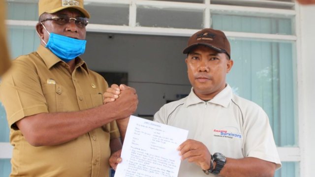 Bupati Buton Tengah Samahuddin (La Ramo), bersama oknum wartawan La Anto, saat menunjukkan Pernyataan Sikap permohonaan Maaf, di Pelataran Kantor Bupati Buteng, Senin (05/04/2020). (Foto: Dzabur Al-Butuni republiknews.co.id)