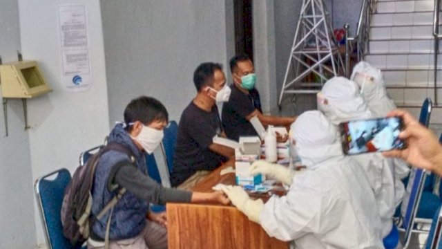 Pemeriksaan kesehatan terhadap wartawan di Kantor Dinas Komunikasi dan Informatika Provinsi Sulawesi Tenggara, Selasa (07/04/2020).