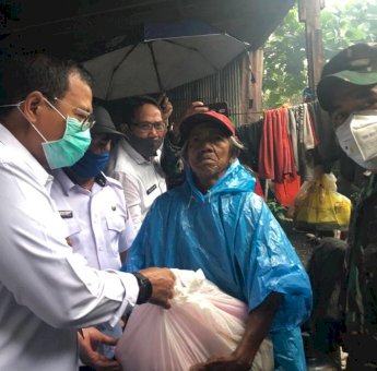 Bersama TNI dan Polri, Iqbal Keliling Salurkan Sembako ke Warga Makassar Terdampak Covid-19