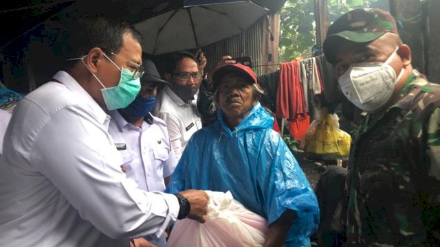 Bersama TNI dan Polri, Iqbal Keliling Salurkan Sembako ke Warga Makassar Terdampak Covid-19