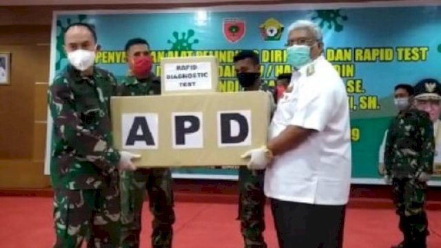 Pangdam XIV/Hasanudin Mayjen TNI Andi Sumangerukka, menyerahkan secara simbolis bantua APD dan Rapid-test nepala Gubernur Sultra Ali Mazi, Rabu (08/04/2020).