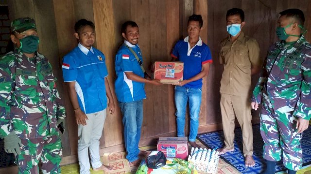 Pengurus KNPI Buteng saat memberikan bantuan kepala Lanl Nguna, Kamis (09/04/2020). (Foto: ist)