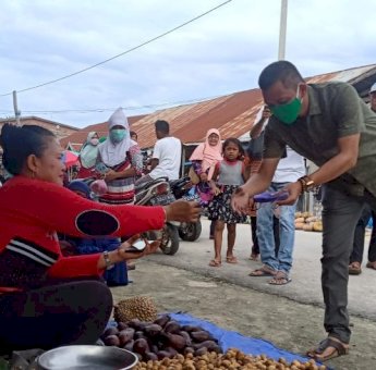 Cegah Covid-19, Legislator Sultra Ali Mardan Bagikan Masker di Pasar Mawasangka