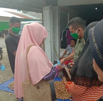 Masker Langka, Warga Mawasangka Berebut Masker yang Dibagikan Ali Mardan