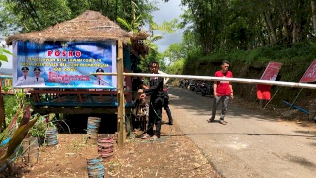 Penerapan Pembatasan Sosial Berskala Kecil di Kabupaten Gowa, Minggu (12/04/2020).