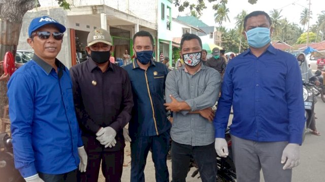 Wakil Bupati Buteng, La Ntau, bersama timnya saat mengunjungi Pasar Mawasangka, untuk membagikan Masker dan alat pencuci tangan, Senin (13/04/2020).