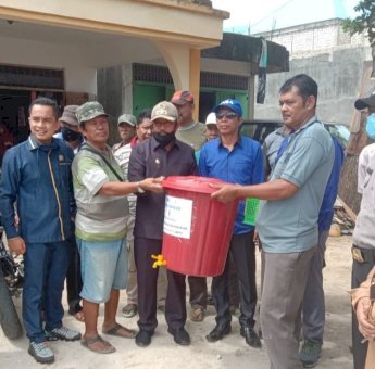 La Ntau Bagikan Masker dan Alat Pencuci Tangan di Pasar Mawasangka
