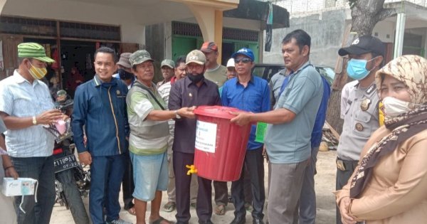 La Ntau Bagikan Masker dan Alat Pencuci Tangan di Pasar Mawasangka