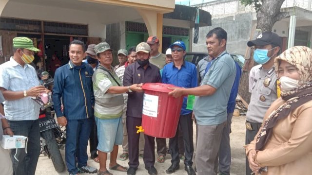 Wakil Bupati Buteng La Ntau, menyerahkan bantuan alat pencuci tangan di Pasar Mawasangka, Senin (13/04/2020).