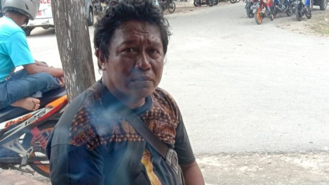 La Ode Ali, pedagang keliling di Pasar Mawasangka, Kabupaten Buton Tengah.