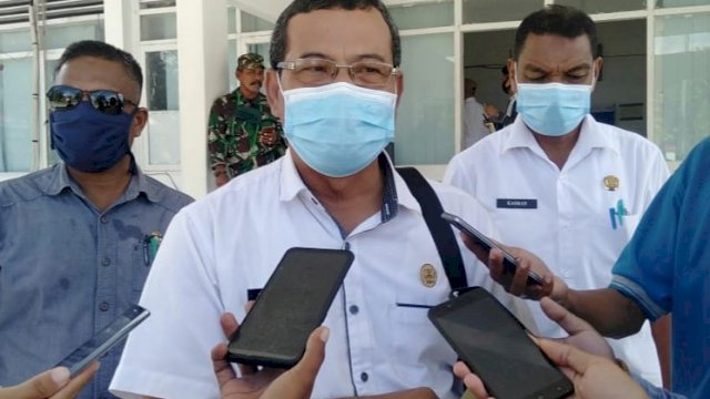 Juru Bicara Gugus Tugas Covid-19 Kabupaten Buton Tengah dr. Karyadi, diwawancarai Awak Media di Pelataran Kantor Bupati Buton Tengah, Rabu (15/04/2020).