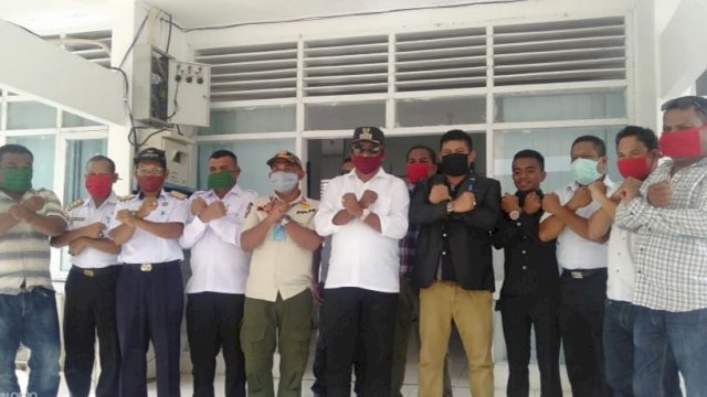 Pasukan Laskar Samuran Sangia Wambulu, bersama Bupati Buton Tengah Samahuddin (La Ramo), di Depan Kantor Bupati Buteng, Rabu (15/04/2020).