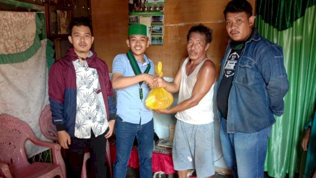 HMI Cabang Gowa Raya Berbagi Sembako Kepada Masyarakat Kurang Mampu