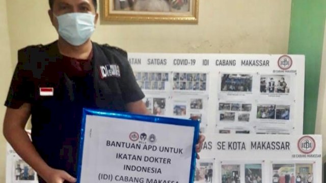 Humas IDI Kota Makassar, dr. Wachyudi Muchsin, memperlihatkan bantuan APD dari Mills Sport dan PSSI.