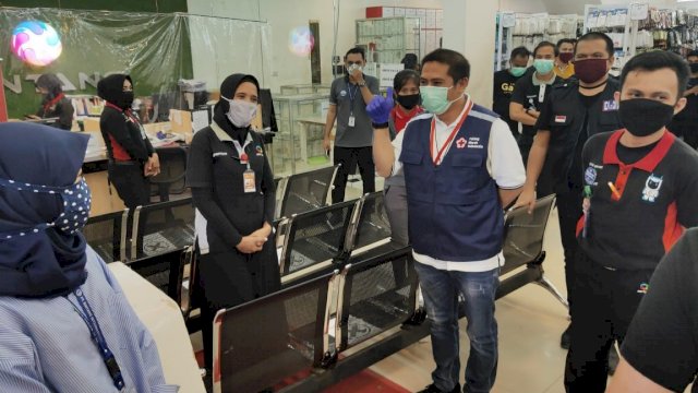 Ketua PMI Kota Makassar Syamsu Rizal (Deng Ical), memberikan edukasi kepada karyawan Toko Bintang tentang bahaya Covid-19, Sabtu (18/04/2020).