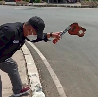 Rusaki Gitar Pengamen Saat Sosialisasi PSBB, Sat Pol-PP Makassar Dapat Sorotan