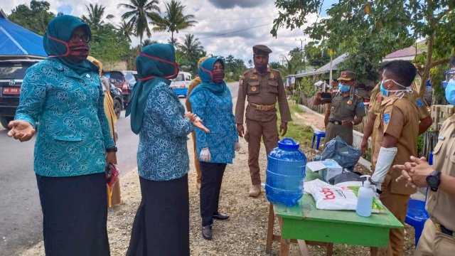 Ketua PKK Kabupaten Buton Tengah Jusniar Samahuddin, mengunjungi Gugus Tugas Covid-19 perbatanlsan Buteng-Muna, Senin (20/04/2020).