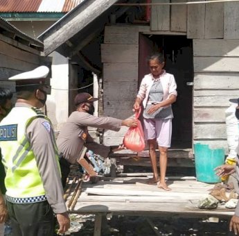Aksi Sosial, Polsek dan Koramil Mawasangka Bagi-bagi Sembako