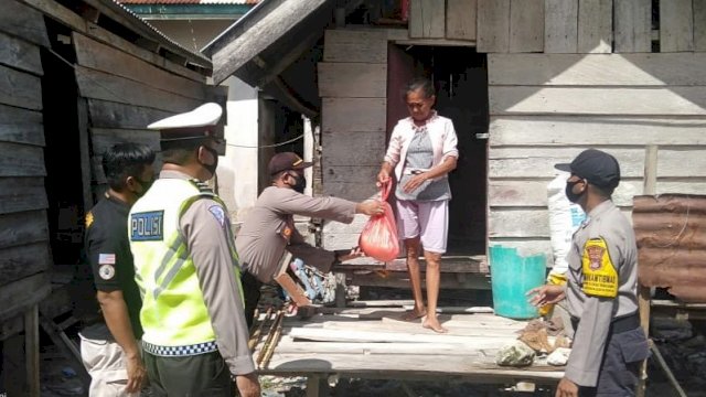 Aksi Sosial, Polsek dan Koramil Mawasangka Bagi-bagi Sembako