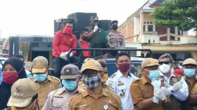 Bupati Buton Tengah berorasi untuk menhimbau warga tetap waspada dalam penyebaran Virus Corona, Selasa (21/04/2020).