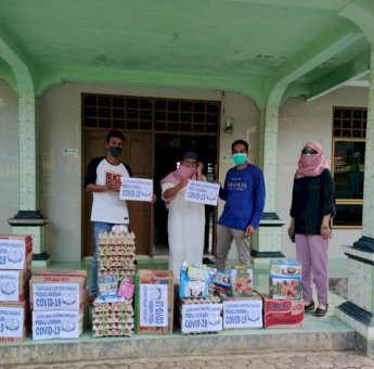Alumni SMAN 5 Soppeng Beri Bantuan Sembako Ke Warga Terdampak Covid-19