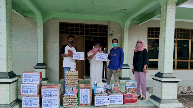 Alumni SMAN 5 Soppeng Beri Bantuan Sembako Ke Warga Terdampak Covid-19