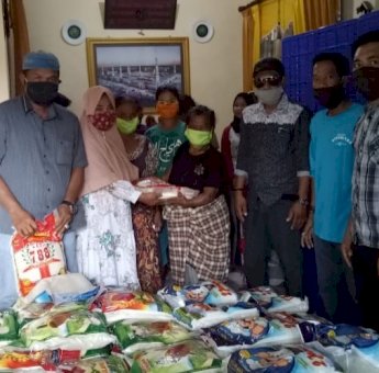 Haji Mustaring Bagikan Beras Ke Warga Terapung yang Terdampak Covid-19