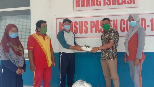 Anggota DPRD Sultra Ali Mardan, menyerahkan bantuan APD tenaga medis kepada Direktur RSUD dr. Karyadi, Jumat (24/04/2020).