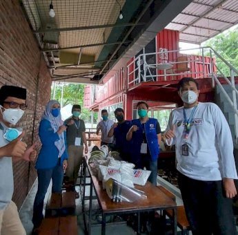 KNPI Sulsel Serahkan APD ke Relawan Covid-19 FTI UMI Makassar